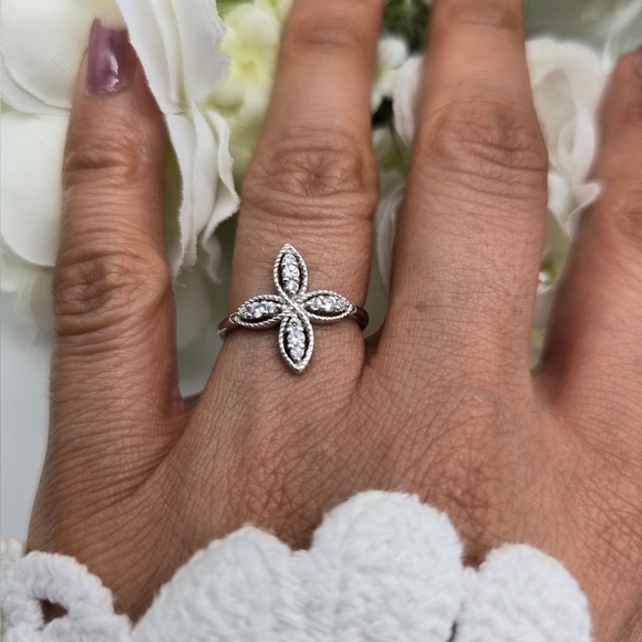 ♥️ LAVISH PETALS RING - Picture 4 of 7